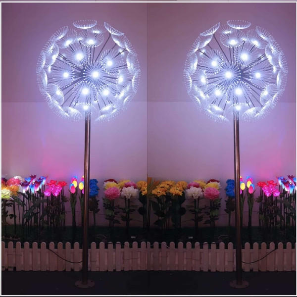 Bộ đèn LED hoa bồ công anh với các kích thước khác nhau trong khu vườn