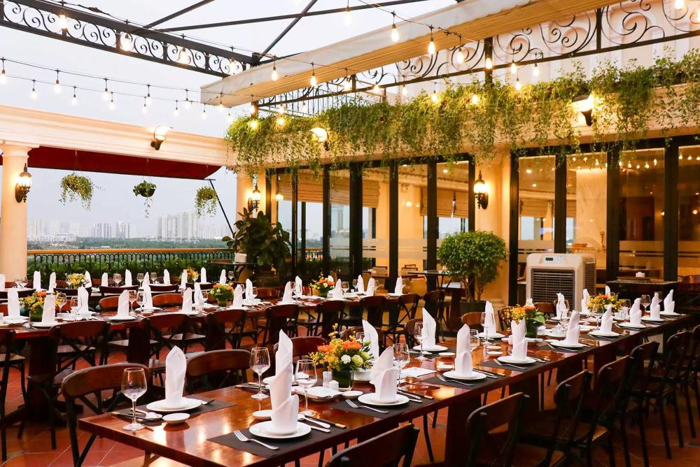 Breeze Sky Bar với tầm nhìn sông Sài Gòn tuyệt đẹp tại Majestic Sài Gòn, một tiện ích cao cấp của khách sạn 5 sao ở Sài Gòn.