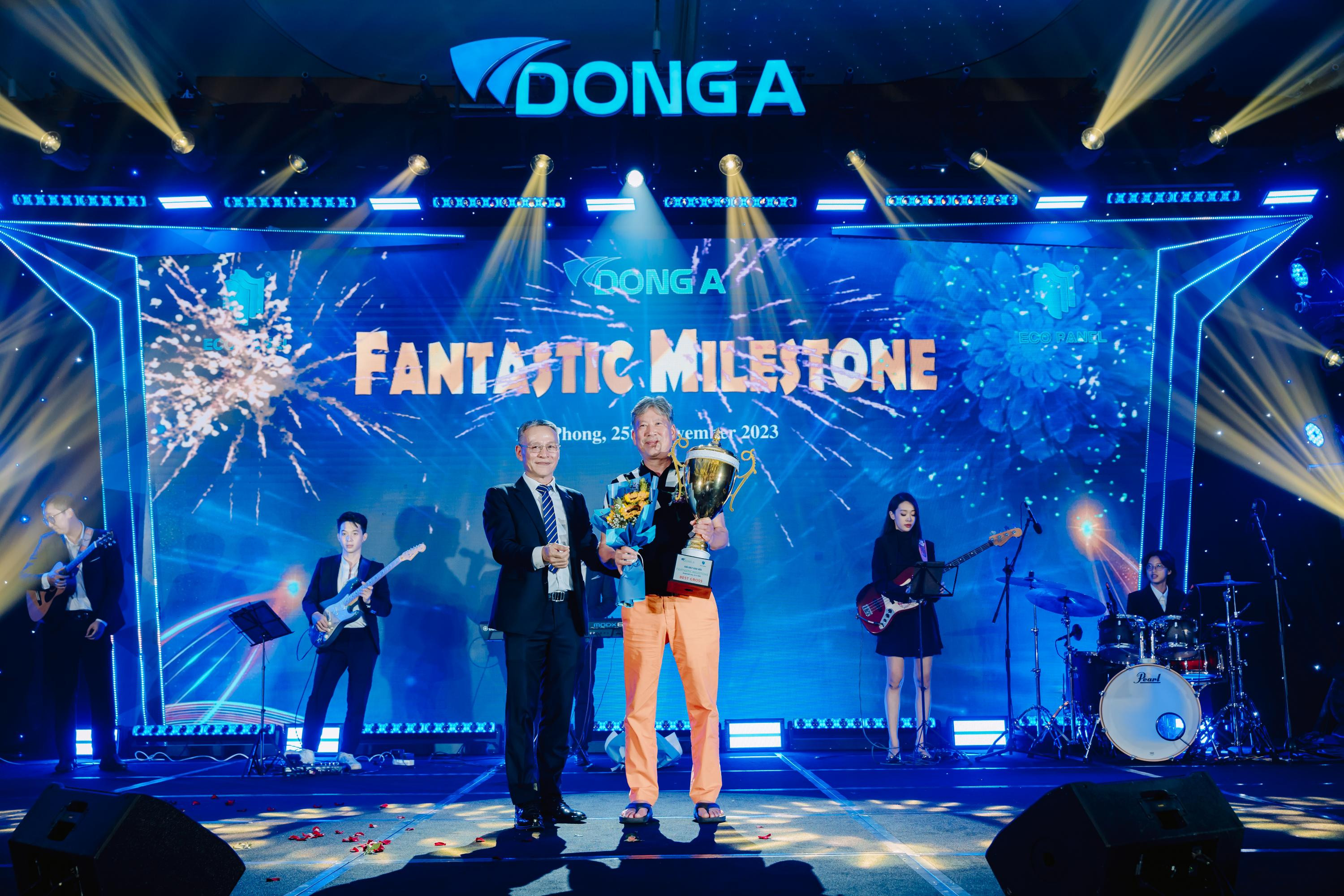 Hình ảnh sự kiện "Đông Á Fantastic Milestone 2023", một dấu mốc quan trọng trong quá trình phát triển của Công ty TNHH Thương mại và Dịch vụ Đông Á.
