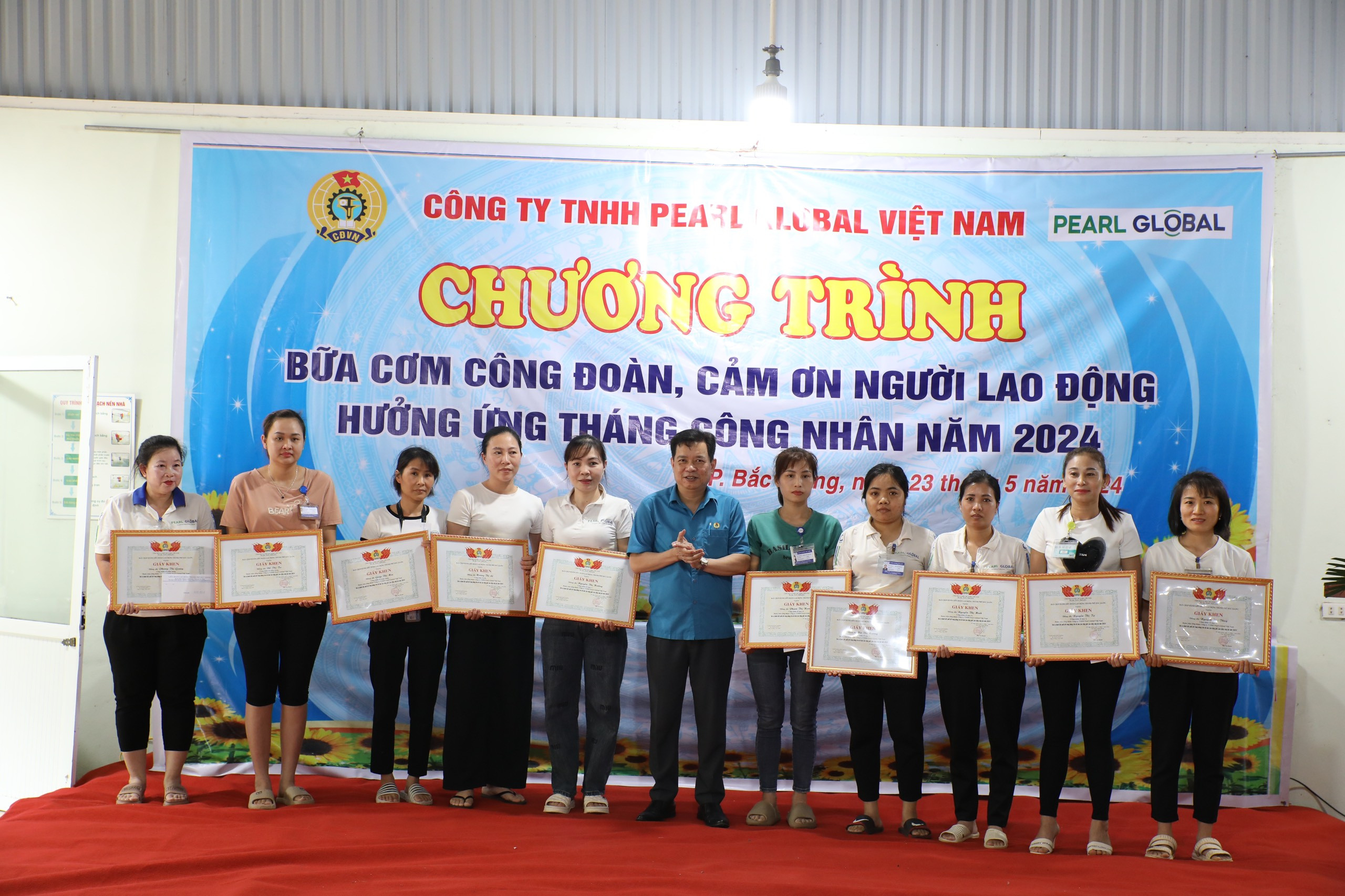 Lãnh đạo Liên đoàn Lao động tỉnh và Ban Giám đốc CÔNG TY TNHH PEARL GLOBAL VIỆT NAM trong chương trình phúc lợi