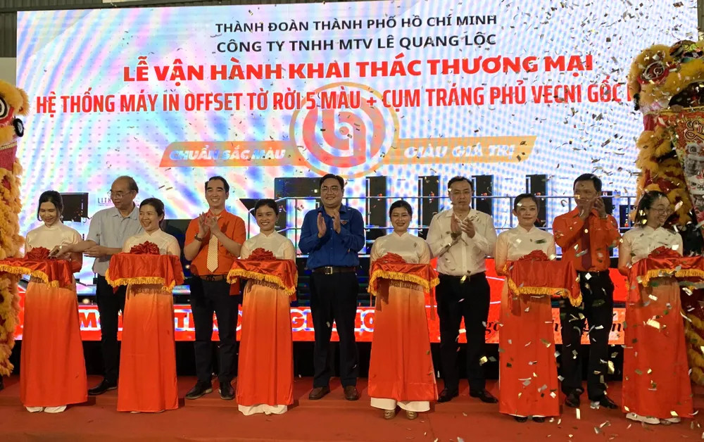 Các đại biểu thực hiện nghi thức khánh thành hệ thống máy in mới tại Công ty TNHH MTV Lê Quang Lộc