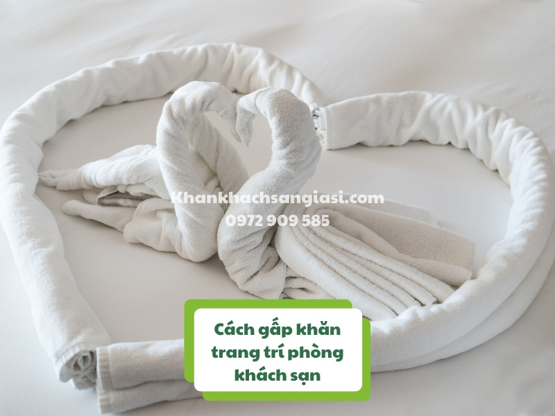 Cách trang trí phòng khách sạn đẹp với khăn được gấp gọn gàng