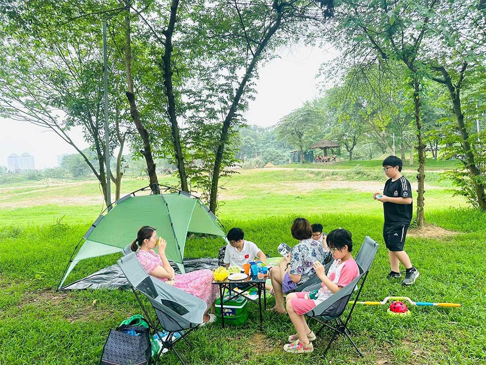 Cắm trại và dã ngoại thư giãn bên bãi đá sông Hồng