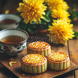 Cận cảnh bánh Trung Thu và trà hoa cúc, gợi lên không khí sum vầy, ấm cúng trong vườn hoa cúc
