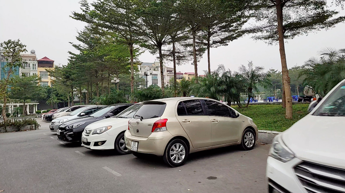 Cận cảnh bên trong Vườn hoa Bồ Đề Xanh ở Long Biên bị ô tô phủ kín