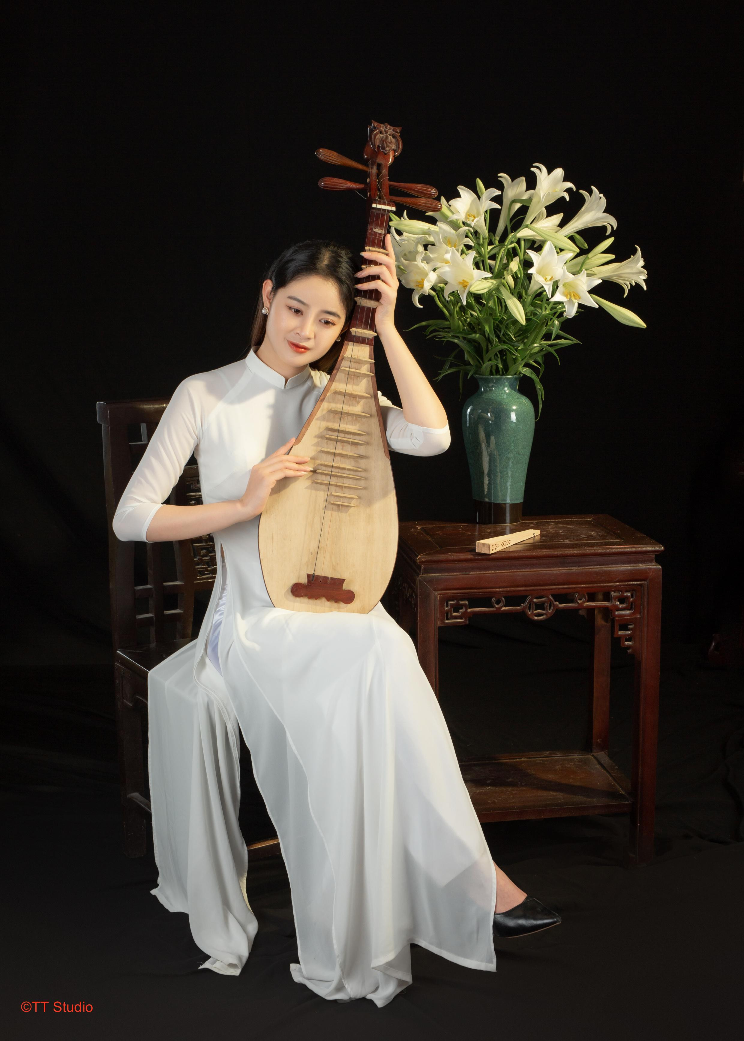 Cận cảnh bông hoa loa kèn đang nở rộ được chụp tại studio