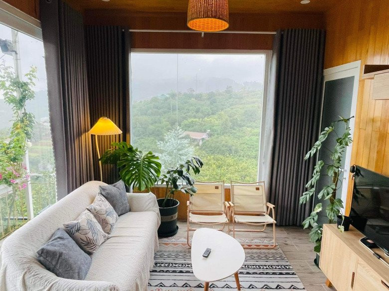 Căn nhà mơ ước giữa vườn trồng hoa Đà Lạt, nơi hòa mình vào thiên nhiên và vẻ đẹp của hoa hồng.