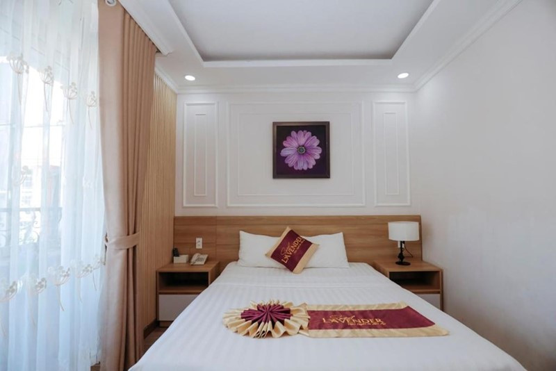 Căn phòng Deluxe sang trọng với tầm nhìn thành phố tại Sweet Lavender Hotel, mang đến trải nghiệm lưu trú đẳng cấp của khách sạn 3 sao