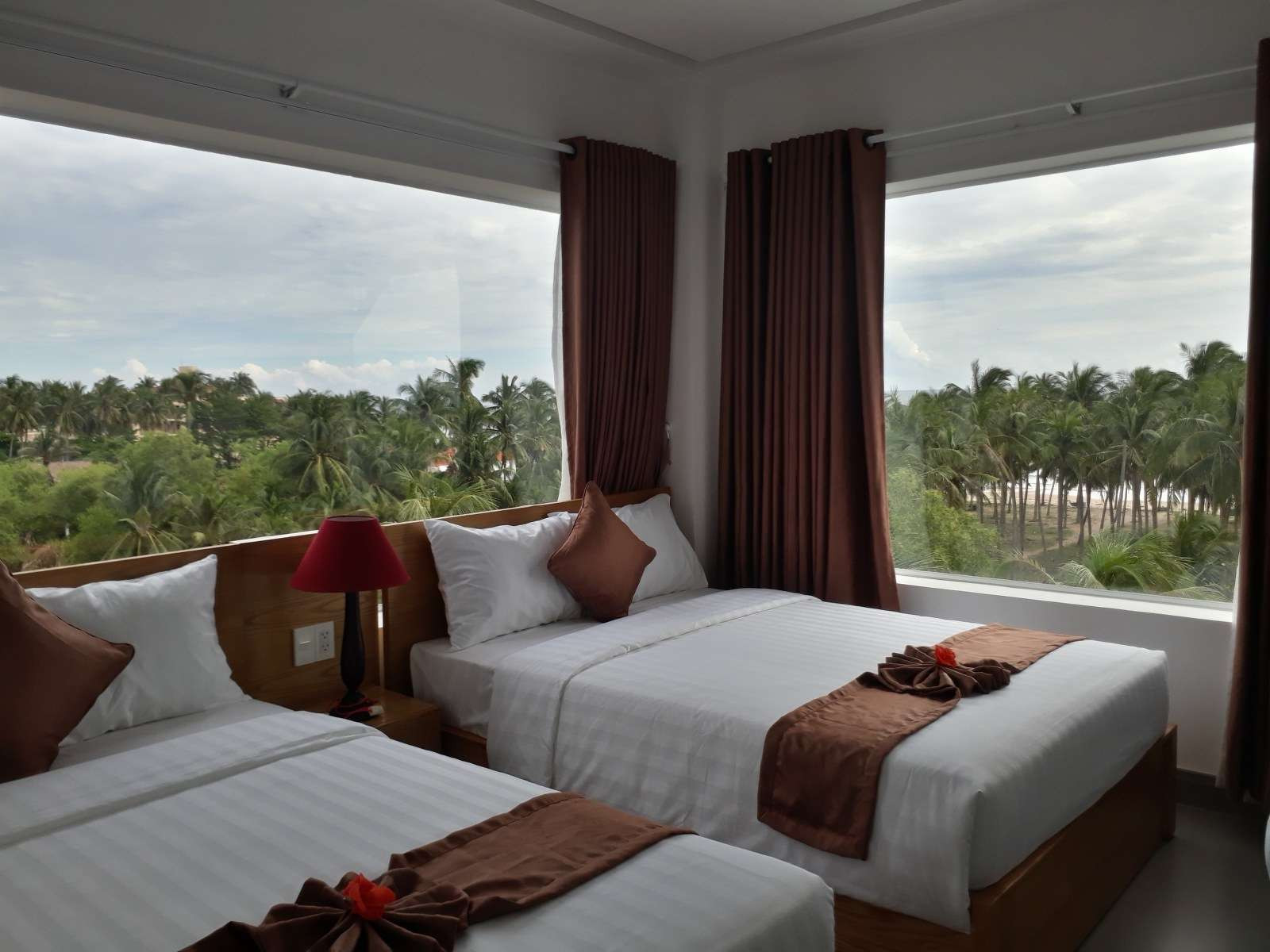Căn phòng hai giường với view thiên nhiên tại Damina Boutique Hotel - Khách sạn Mũi Né gần biển