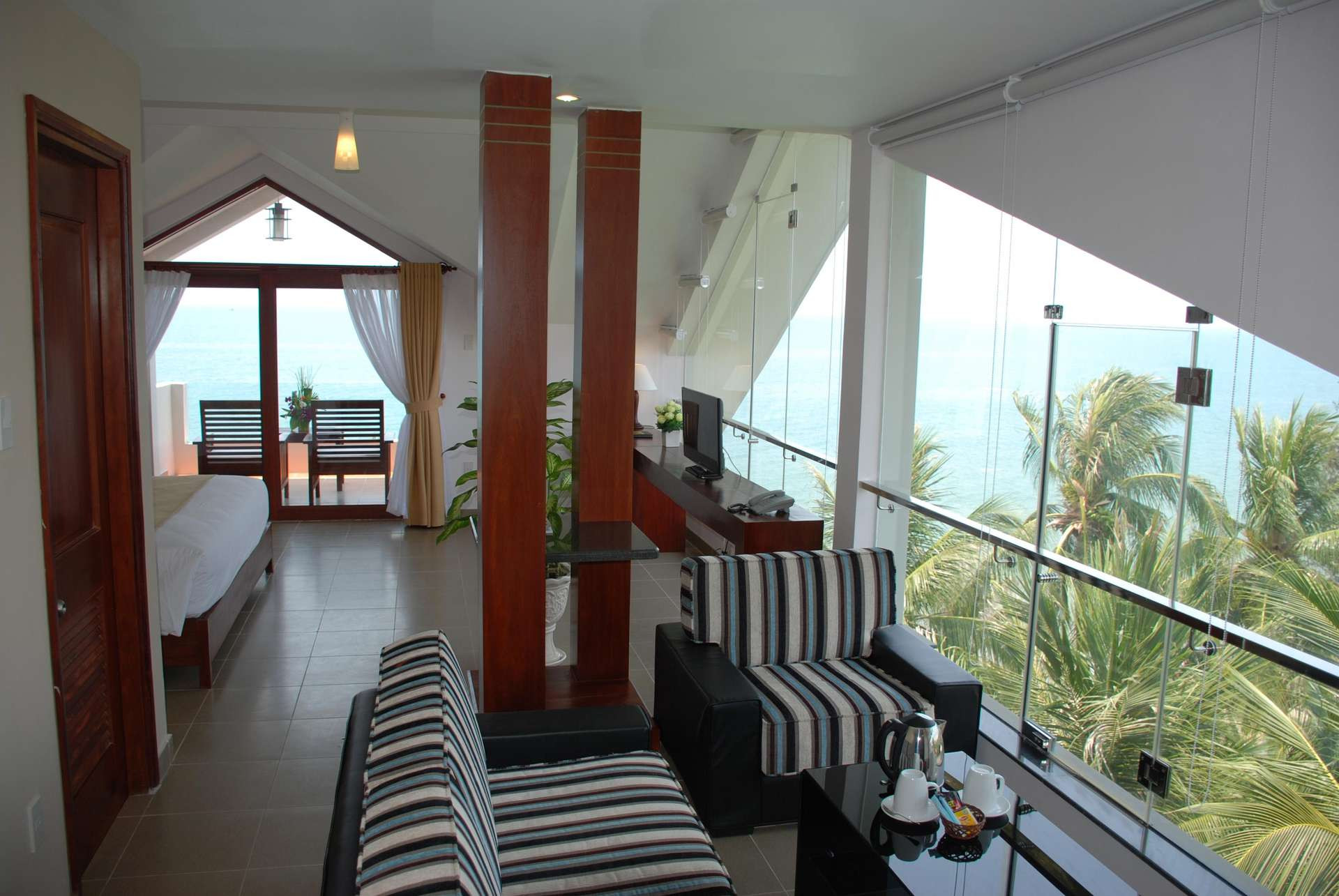 Canary Beach Resort - Khách sạn 3 sao tại Phan Thiết, Canary Beach Resort nổi bật với hồ bơi và hàng dừa rợp bóng mát
