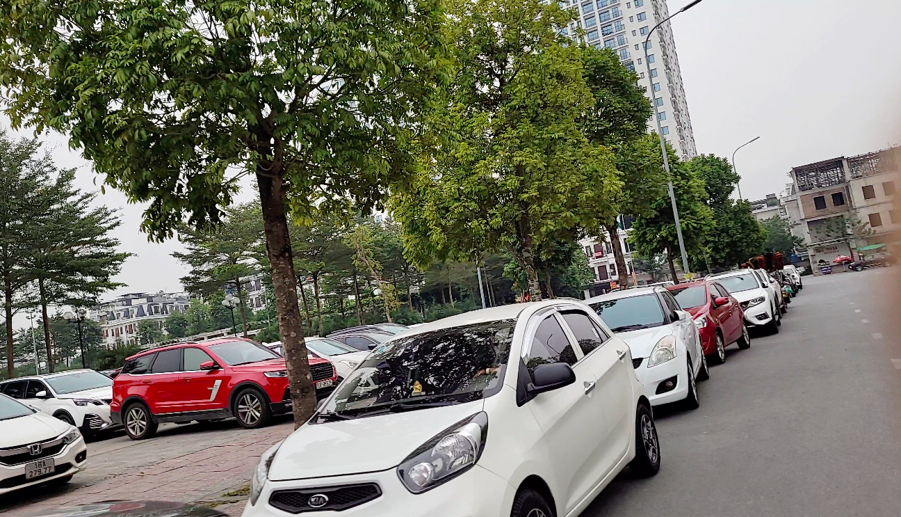 Cảnh tượng Vườn hoa Long Biên Hà Nội bị chiếm dụng làm bãi đỗ xe ô tô gần Bệnh viện Tâm Anh