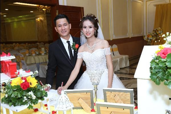 Cặp đôi hạnh phúc trong tiệc cưới lãng mạn tại Trung tâm Hội nghị Tiệc cưới Golden Center