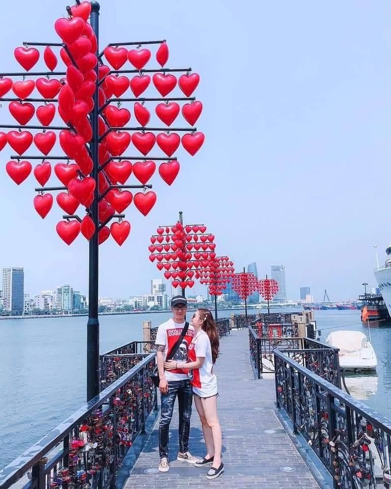 Cầu Tình Yêu Đà Nẵng lung linh về đêm, điểm đến lãng mạn gần Khách sạn Senriver Hotel Đà Nẵng