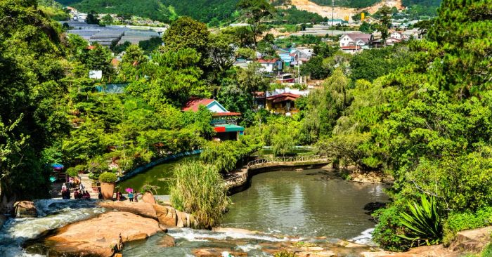 Thác Cam Ly Đà Lạt: Vẻ đẹp độc đáo của dòng nước và câu chuyện về tên gọi.