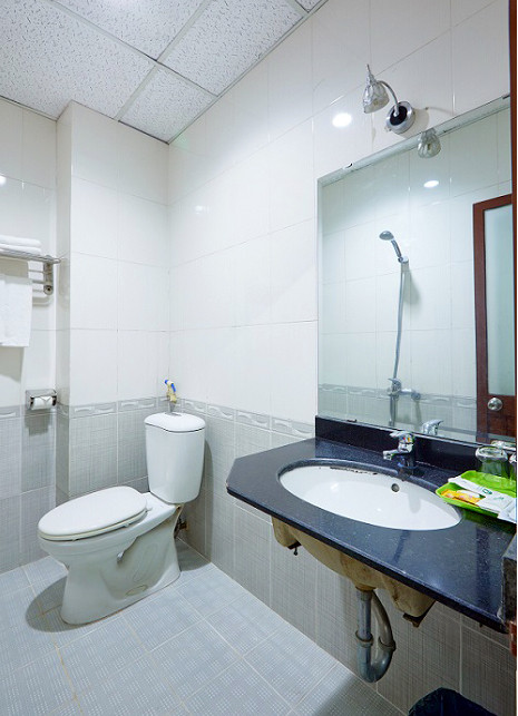 Chi tiết bàn làm việc và tủ đựng đồ trong phòng Khách sạn Sao Mai 1A Tăng Bạt Hổ