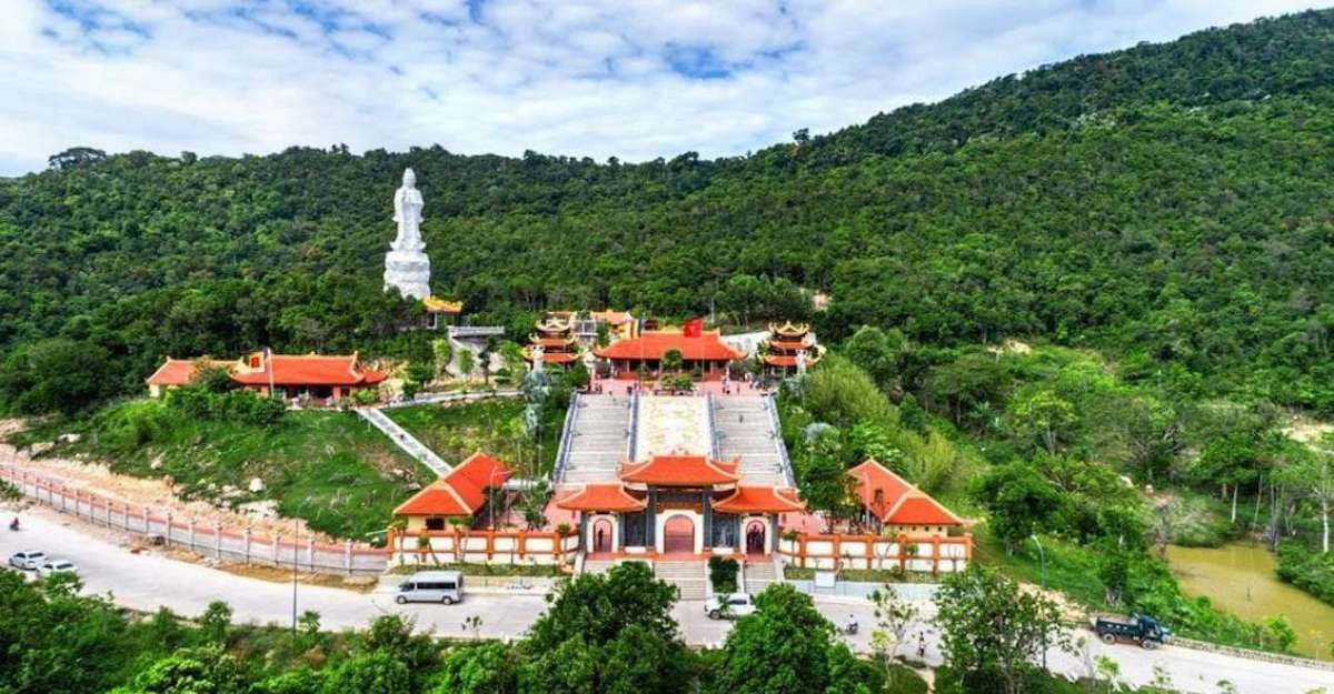 Chùa Hộ Quốc với kiến trúc uy nghiêm nhìn ra biển xanh