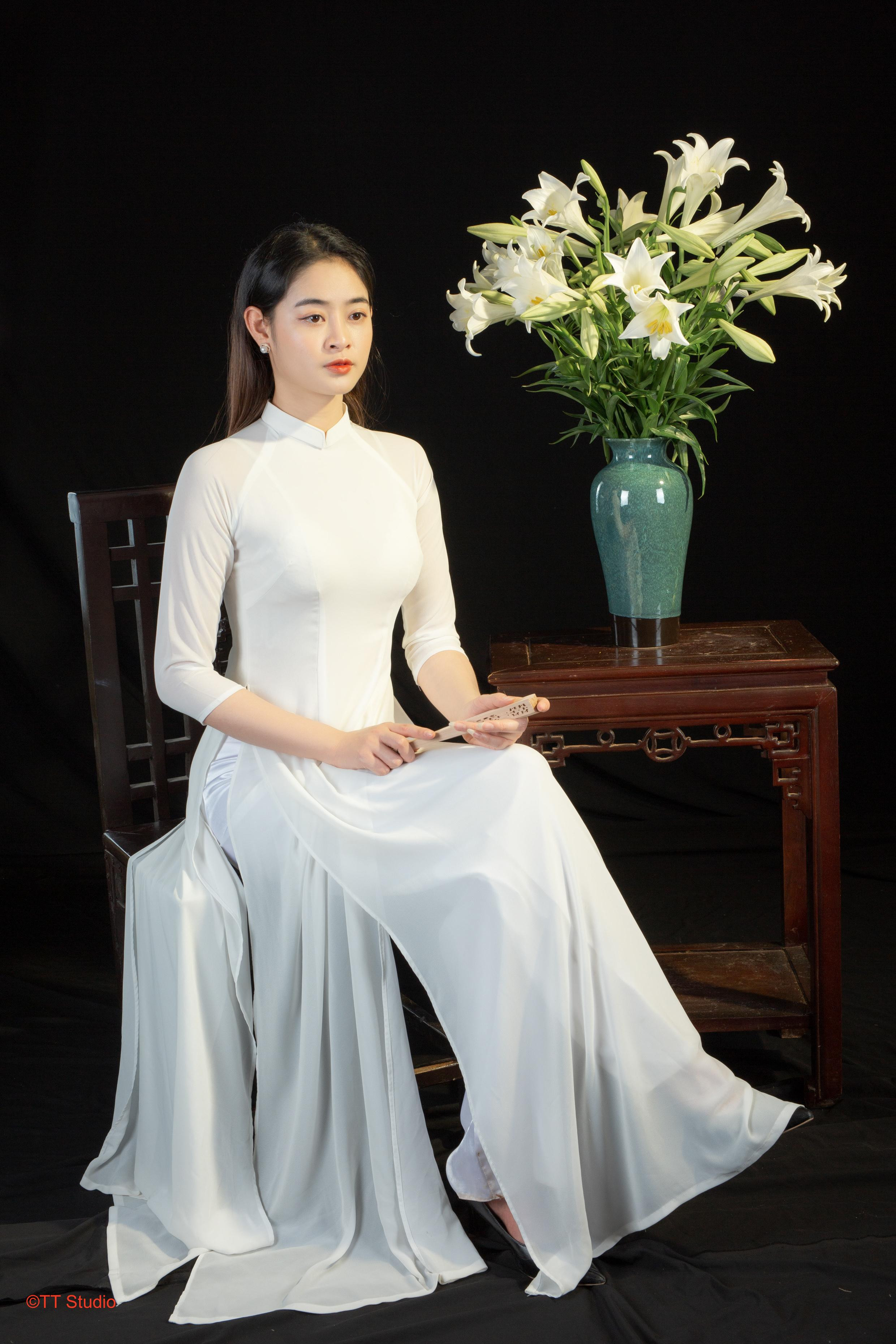 Chụp ảnh nghệ thuật với hoa loa kèn và ánh sáng mềm mại trong studio