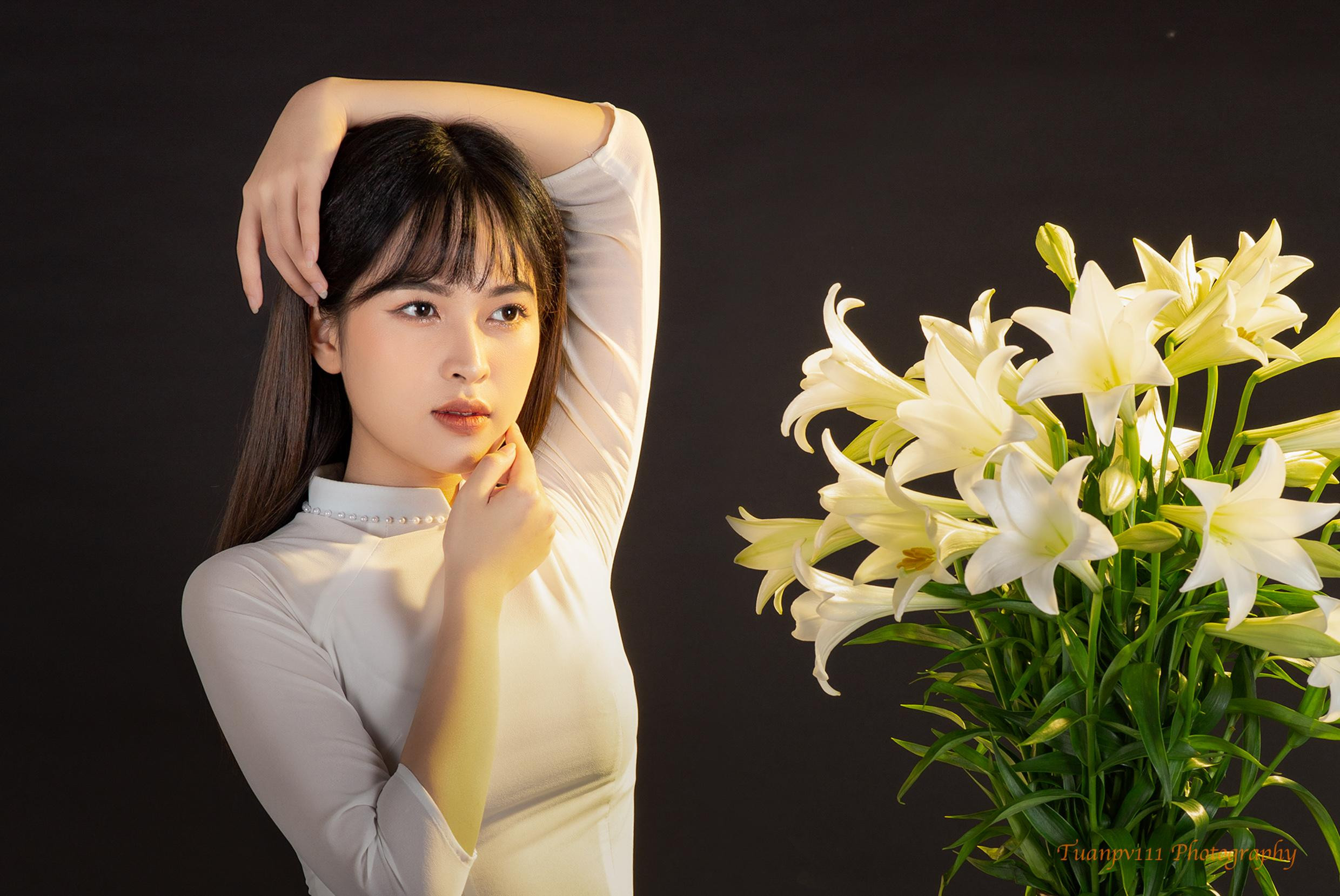 Cô gái chụp ảnh cùng hoa loa kèn trắng muốt trong studio