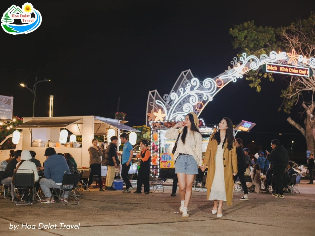 Con đường lát đá trong Vườn hoa thành phố Đà Lạt lung linh ánh đèn, tạo nên khung cảnh lãng mạn về đêm