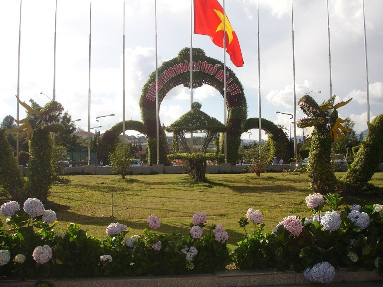 Cổng chào Vườn hoa thành phố Đà Lạt với hoa tươi