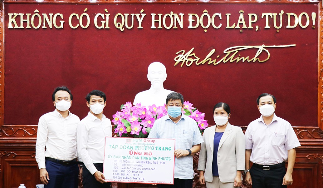 Công ty CP xe khách Phương Trang - FUTA Bus Lines đã trao tặng tỉnh Bình Phước nhiều trang thiết bị phục vụ công tác phòng, chống dịch Covid-19 - Ảnh 1.