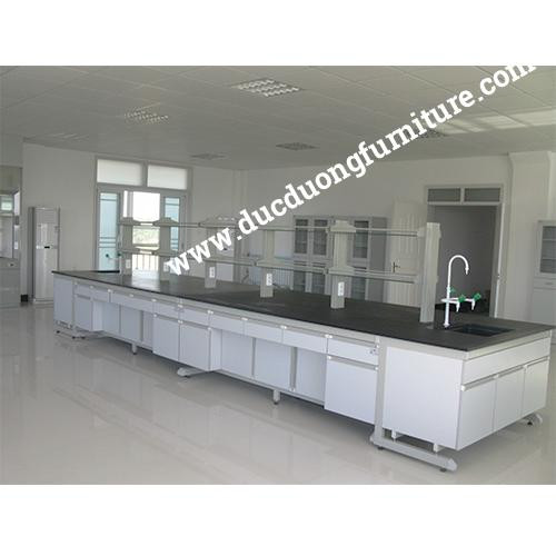 Đội ngũ chuyên gia và nhân sự của công ty tnhh khoa học kỹ thuật đức dương đang làm việc trong môi trường phòng thí nghiệm hiện đại, minh họa cho hoạt động chuyên nghiệp