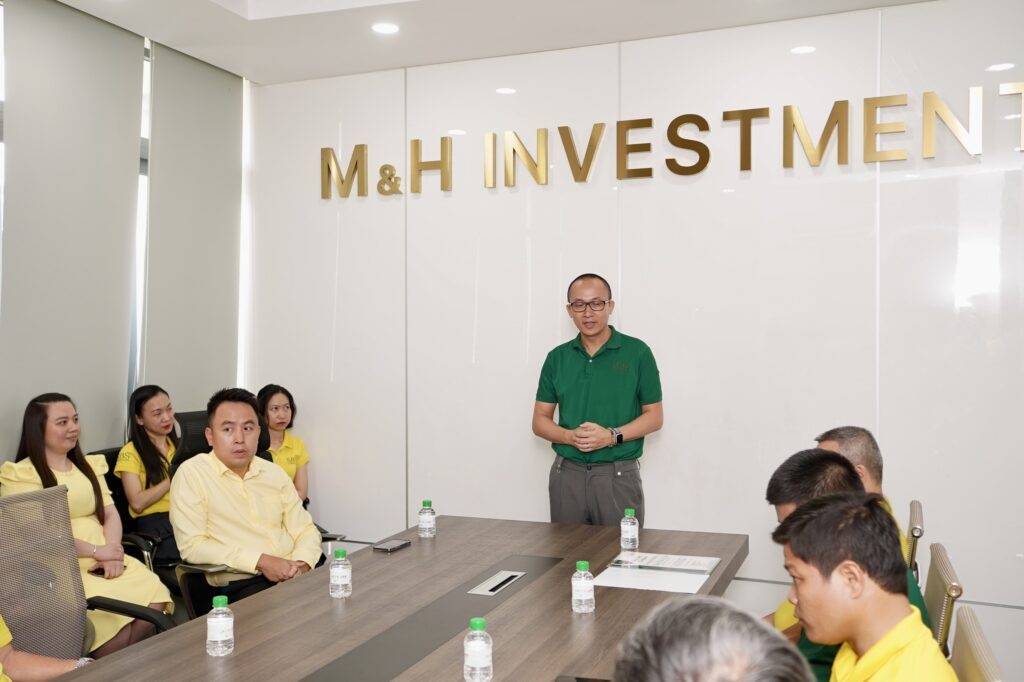 Ông Pierson Alain, Giám đốc Trung Tâm Vận Hành SBS, bày tỏ lòng cảm ơn tại sự kiện vinh danh nhân viên của công ty tnhh đầu tư m&amp;h