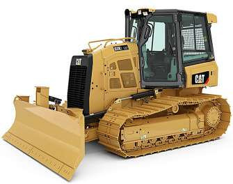 Đội ngũ kỹ thuật viên của CÔNG TY TNHH CÔNG NGHIỆP PHÚ THÁI đang kiểm tra xe ủi công trình Caterpillar, thể hiện cam kết về dịch vụ hậu mãi chuyên nghiệp