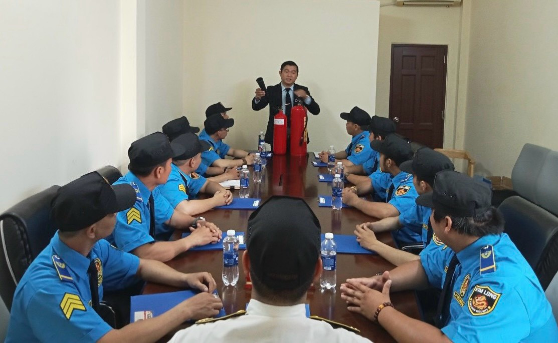 Nhân viên bảo vệ Kim Long kiểm tra an ninh tại cổng chính