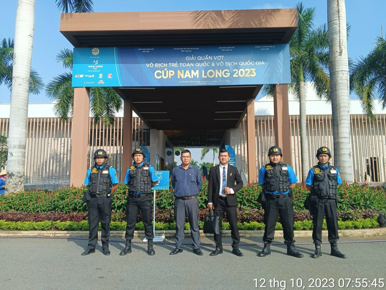 Nhân viên bảo vệ Kim Long chào đón và hướng dẫn khách hàng