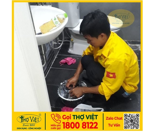 Thợ chống thấm đang thi công tại một khu vực nhà vệ sinh để ngăn nước rò rỉ