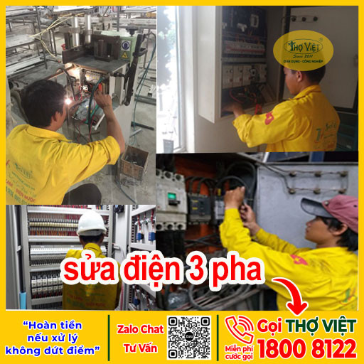 Thợ sửa điện đang kiểm tra hệ thống dây điện trong một hộp cầu dao