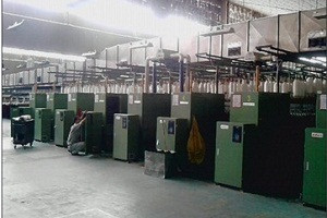 Công nhân giám sát hệ thống tự động hóa của ETEC