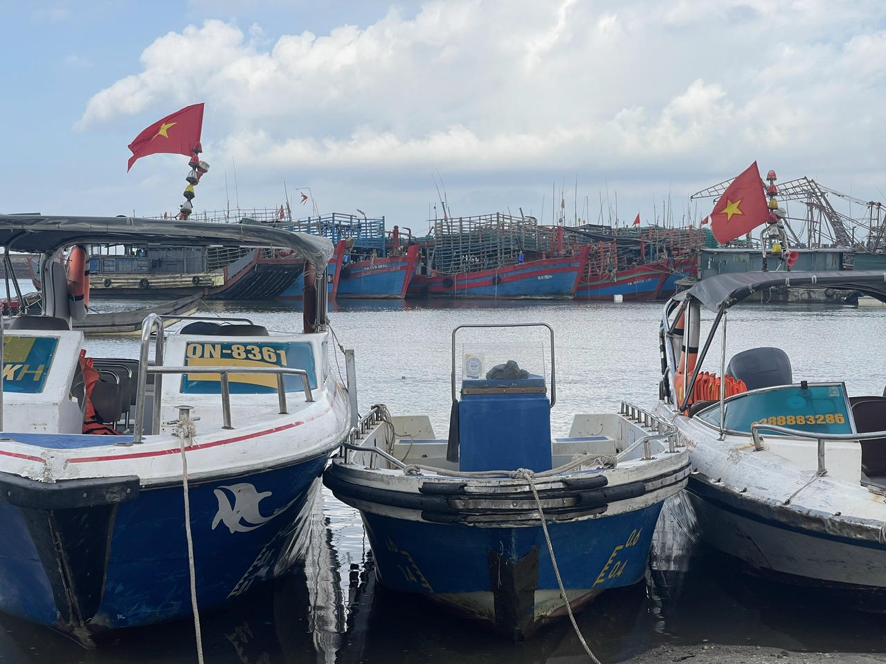 Tàu thuyền và ngư dân Quảng Ninh chuẩn bị ứng phó bão số 9 trên vịnh Hạ Long