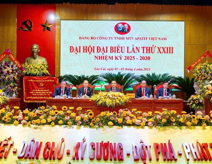 Đoàn Chủ tịch điều hành Đại hội Đảng bộ Công ty TNHH MTV Apatit Việt Nam với sự tham gia của các lãnh đạo cấp cao