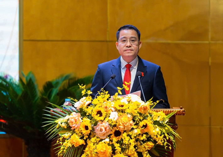 Đồng chí Nguyễn Văn Đông, Bí thư Đảng ủy Công ty TNHH MTV Apatit Việt Nam đọc diễn văn khai mạc Đại hội