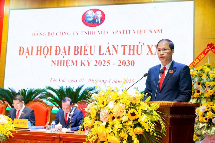 Đồng chí Tạ Xuân Trường trình bày báo cáo chính trị Đại hội Đảng bộ Công ty TNHH MTV Apatit Việt Nam