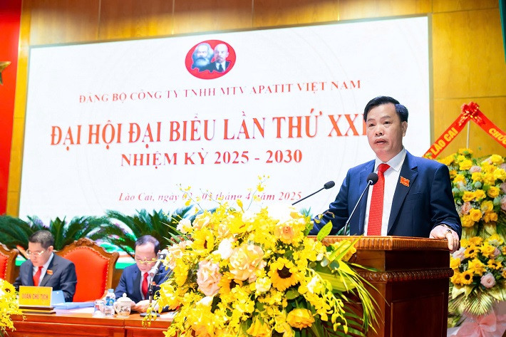 Đồng chí Đặng Hồng Phong, Trưởng Ban Tuyên giáo, Chủ tịch Công đoàn Công ty Apatit Việt Nam, trình bày tham luận về nâng cao chất lượng nguồn nhân lực