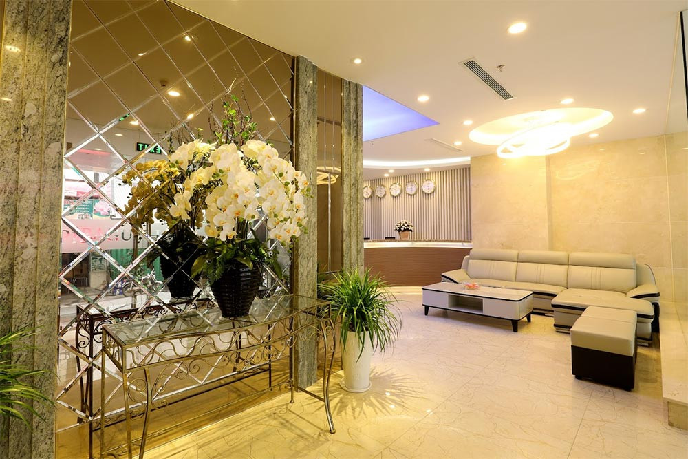 Đại sảnh khách sạn Prague Hotel với không gian rộng rãi, trang trí lịch sự và quầy lễ tân, tạo ấn tượng chuyên nghiệp và thân thiện tại khách sạn 3 sao quận 1 Prague Hotel
