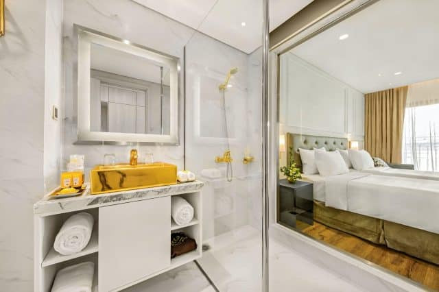 DaNang Golden Bay với kiến trúc dát vàng sang trọng nhìn từ bên ngoài, một trong những khách sạn đẹp ở Đà Nẵng.