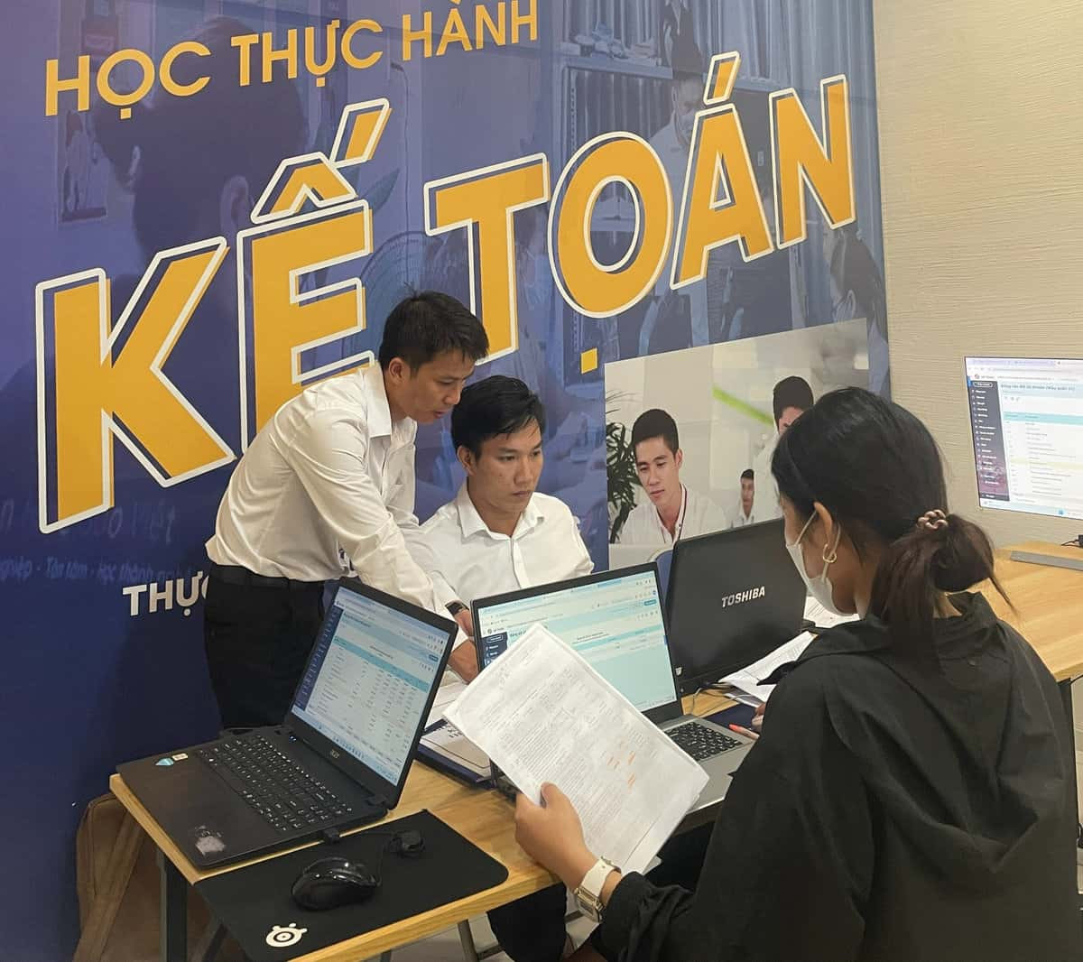 Giảng viên Hồng Lê hướng dẫn đào tạo kế toán quản trị tại CÔNG TY TNHH KẾ TOÁN SAO VIỆT