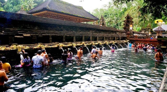 Kinh nghiệm du lịch Bali: Đền Pura Tirta Empul với 12 dòng nước thần