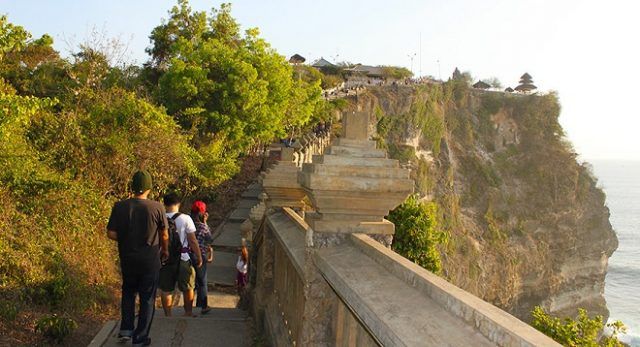 Kinh nghiệm du lịch Bali: Đền Uluwatu nằm trên vách đá sát bờ biển