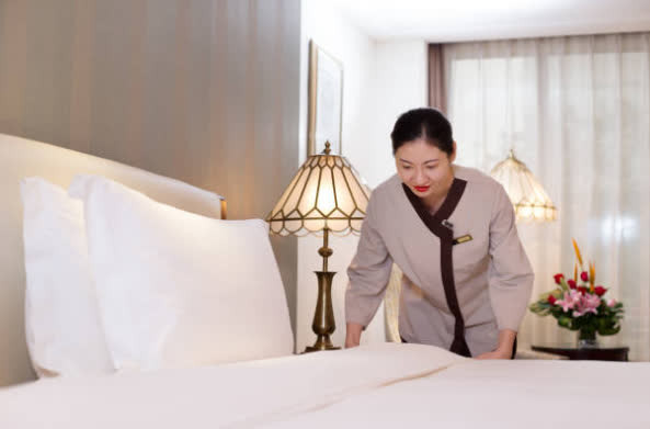 Dịch vụ dọn phòng chuyên nghiệp tại Sweet Lavender Hotel, đảm bảo sự sạch sẽ và thoải mái cho khách sạn 3 sao tại Đà Lạt