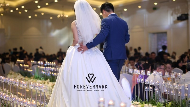 Dịch vụ tổ chức tiệc cưới trọn gói tại Trung tâm hội nghị tiệc cưới Forevermark, bao gồm cả xe đón dâu và hoa cưới.