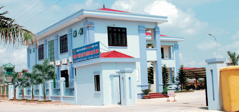 Một nhóm người đang thảo luận trước hình ảnh minh họa về các ngành nghề kinh doanh đa dạng của một công ty dịch vụ thương mại, bao gồm nông sản, thực phẩm, công nghiệp, và dịch vụ khách sạn.