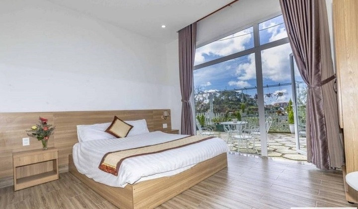 Lacami Dalat Hotel nổi bật với phòng ốc sạch sẽ, thoáng mát, được du khách đánh giá cao và thường có view đồi thông tuyệt đẹp
