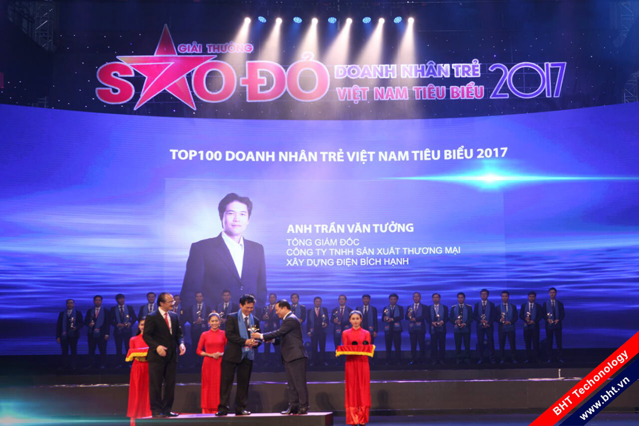 Tổng Giám đốc Công ty TNHH Sản xuất Thương mại Xây dựng Điện Bích Hạnh Trần Văn Tưởng nhận giải thưởng Sao Đỏ 2017
