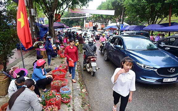 Đoạn đường dẫn về thị trấn Bắc Hà ùn ứ do lượng khách du lịch đổ về tham quan và mua sắm mận