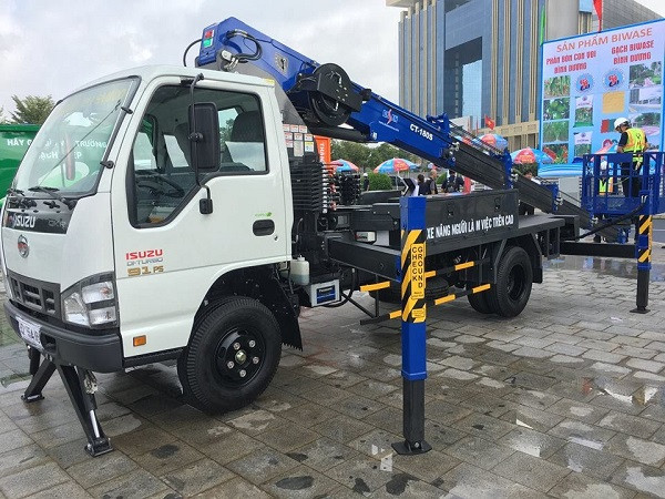 Xe nâng người Isuzu Socage chuyên dụng với chiều cao làm việc từ 6m đến 24m được sử dụng tại Công ty TNHH Freetrend Industrial Việt Nam